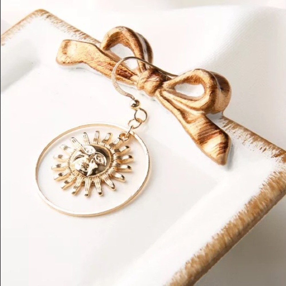 βοΈGolden Sun π Pendent Earrings - Picture 3 of 8